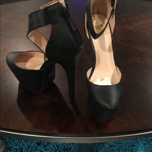 Black high heel platforms 5 in heel. size 7.5